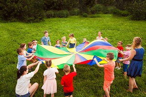 A közösség ereje: Élvezzük a nyári szabadtéri programokat gyermekünkkel!